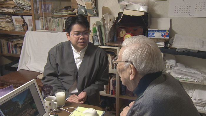 被爆者と話す高橋さん