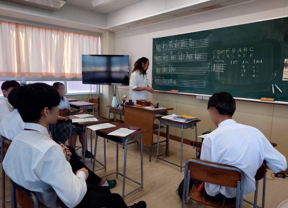 ウクレリストKahuaさんから指導を受けるウクレレ部のメンバー