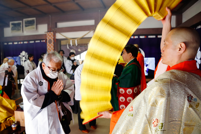 ご住職らによる読経や転読される様子。