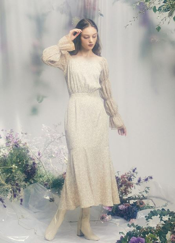 FLOWER SHIRRING SLEEVE DRESS &yen; 17,600 （税込）