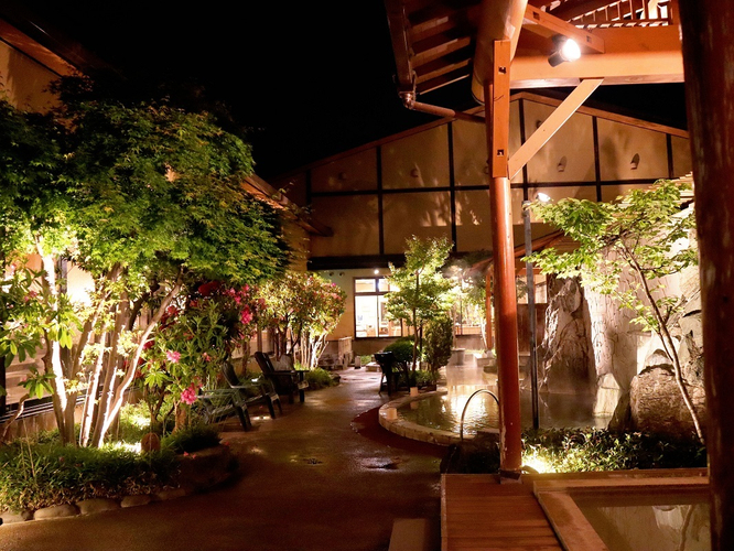 夜の湯の郷、露天にて