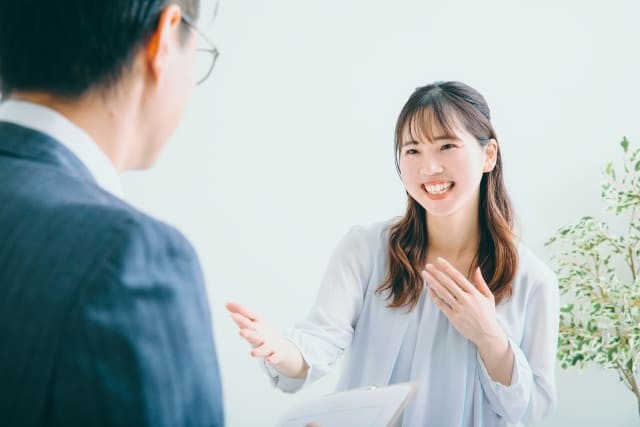 会社のことを調査するゲームを体験しているイメージ_体験型研修サービス「ミズカラ」