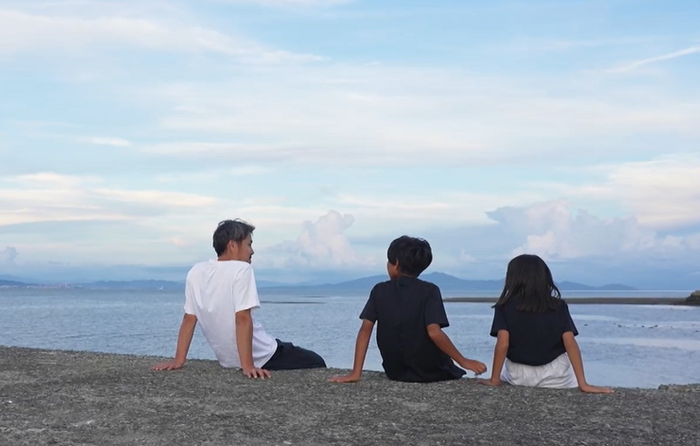 有明の海を眺める吉田シェフ