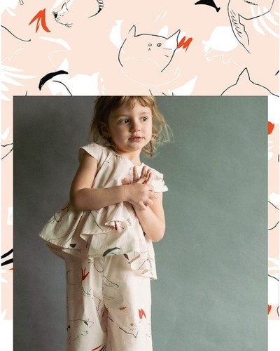 ＜hide and seek＞野原で猫がかくれんぼ。頭が見えたり、おしりが見えたり、個性豊かな隠れ方。あれれれ、この子は隠れる気すらない。自由気ままな猫たちの、いろんな個性が見えてくる。誰とも何も比較せず、あるがままに生きていく。今日も空を流れる雲がおいしそう。