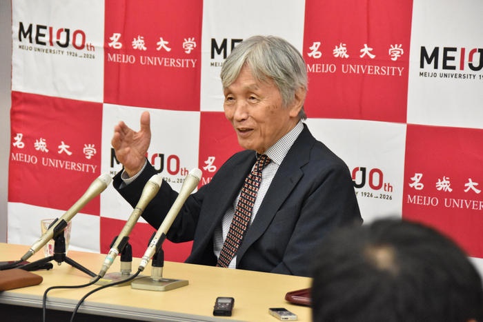 メディアの質問に答える佐川特任教授