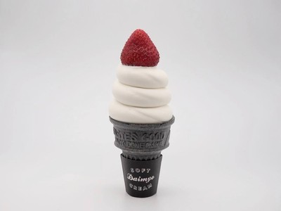 一番人気の「いちごショートソフト」。甘酸っぱいいちごとミルクソフトの王道の組み合わせ。