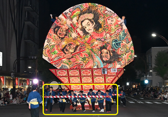 弘前ねぷた本体を曳く人