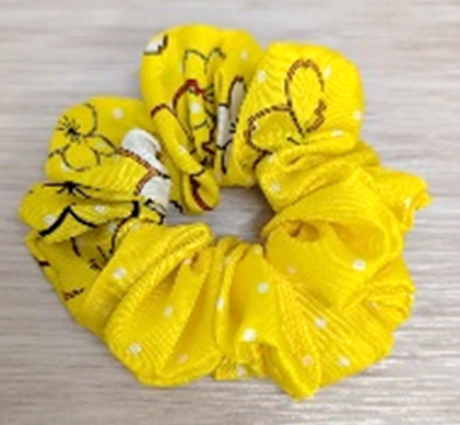 【シュシュ】 さくらの花があしらわれたスカーフの絵柄を活かして製作。