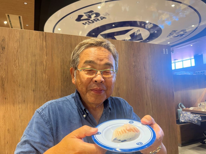 店内ではすしざらの巨大なデザインが目を引きます