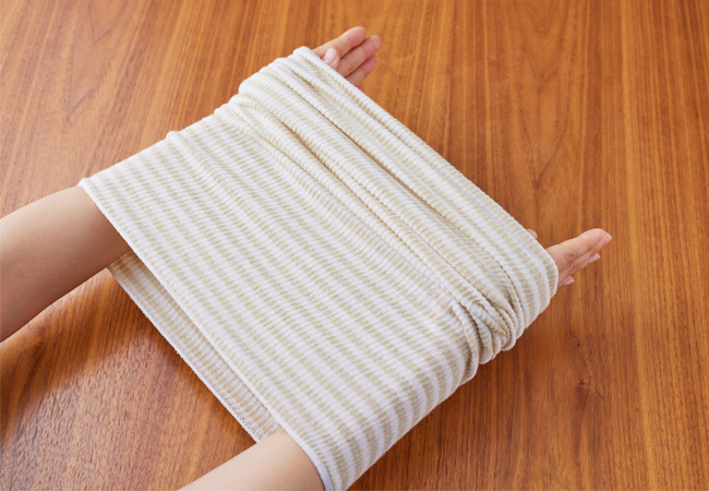 伸縮性が高くフィットし、元気に動き回ってもずれにくい