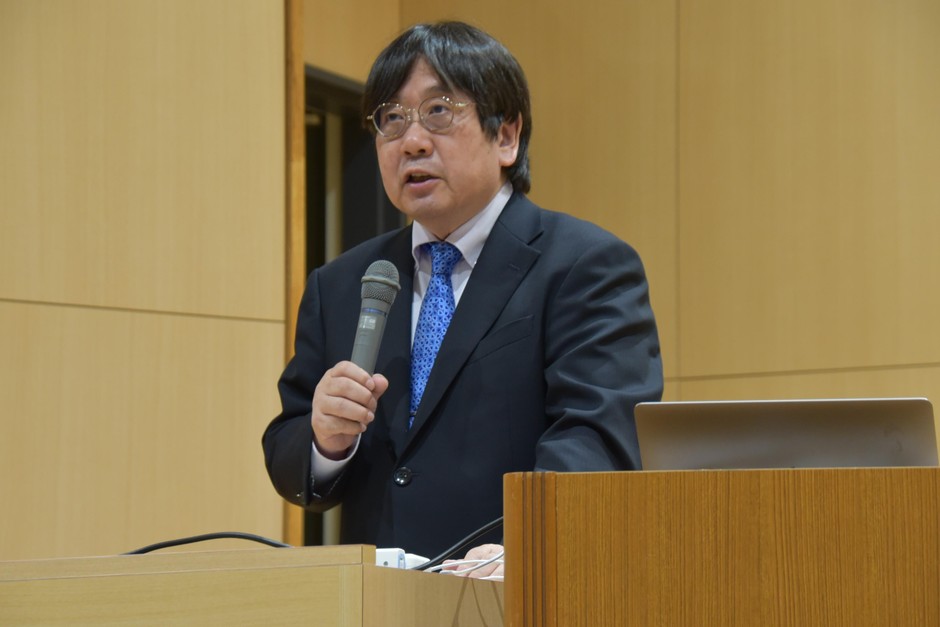 あいさつする神野学部長