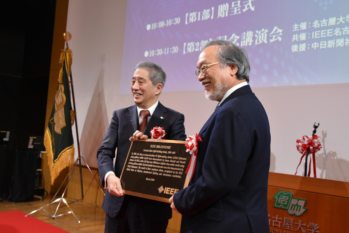 2020年IEEE Presidentの福田敏男氏から名古屋大学の杉山総長へ銘板を贈呈