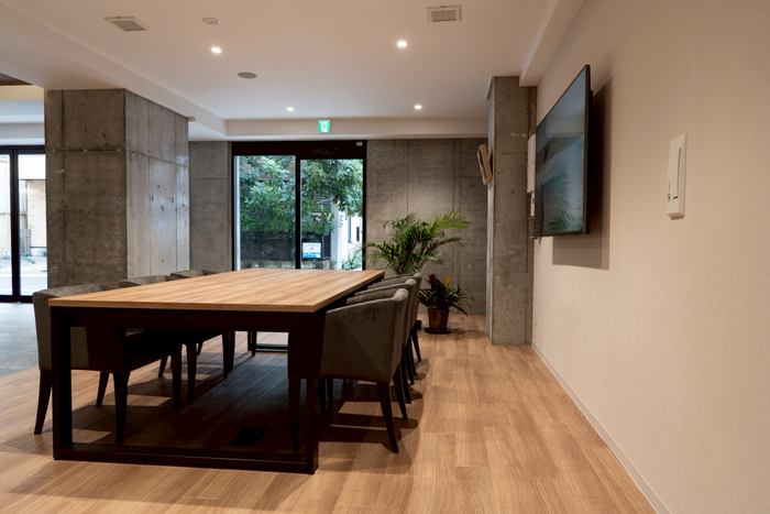 高級車と洗練されたインテリア空間。