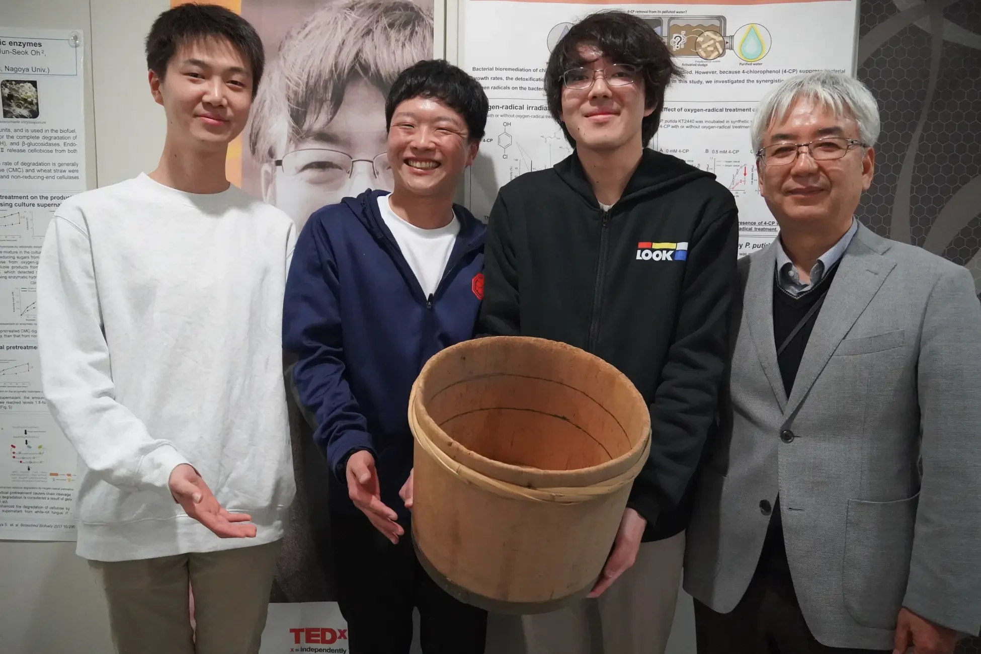 酵母が採取された桶を持ちながら、名城大学農学部応用微生物学研究室前にて