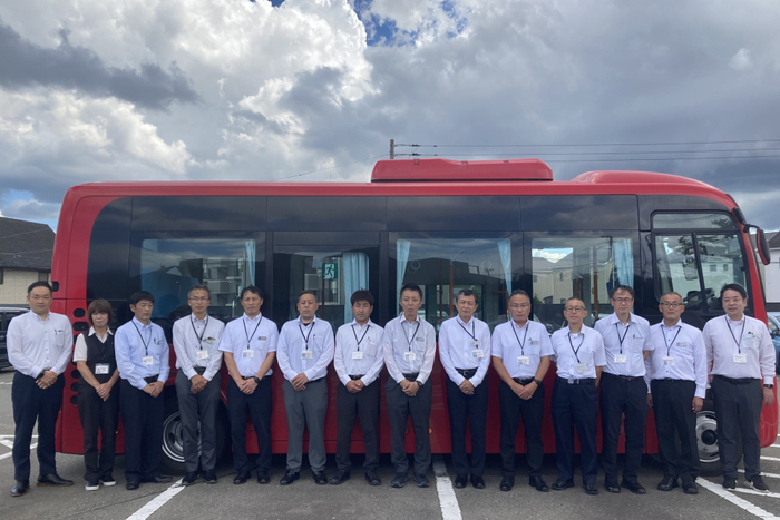 本コミュニティバスを運行する大新東の運転サービス士