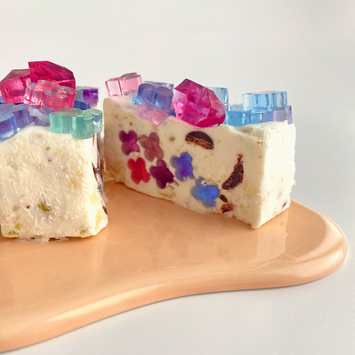 切り分けた断面にも色とりどりの紫陽花が輝く