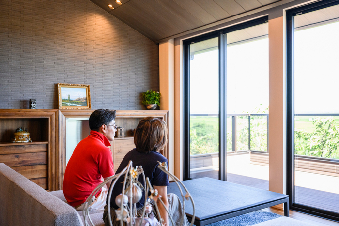 勾配屋根の2階リビングで寛ぐSさんご夫妻
