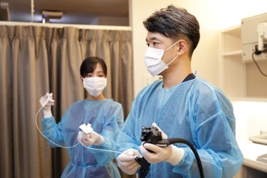 下剤はいつ飲む？痛みは？初めての大腸カメラ検査の流れを解説