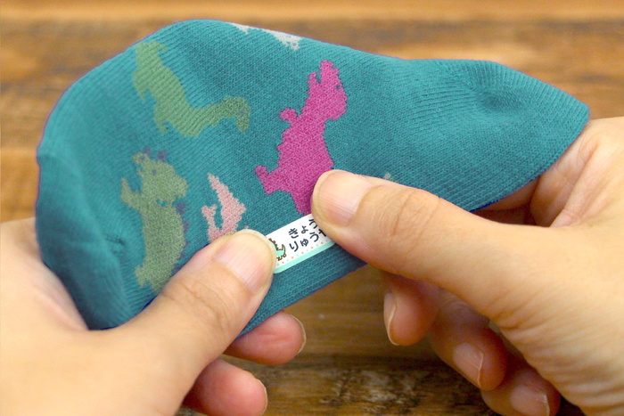 靴下に指で貼るだけ