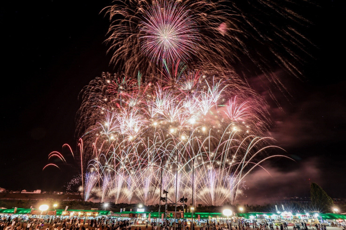 夏の夜空を彩る大輪の花火