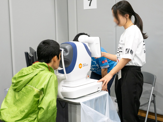 無散瞳眼底カメラ NW500を用いた眼健診の様子