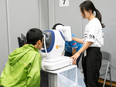 無散瞳眼底カメラ NW500を用いた眼健診の様子