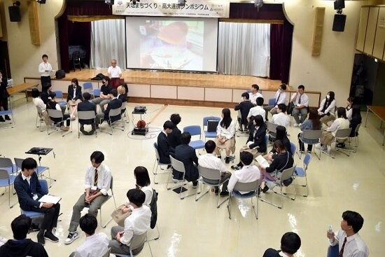 大学生と天塩高校生によるグループ協議　ファシリテーター林正憲氏（天塩高校地学協働コーディネーター）