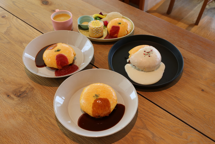 たまご農家のキッチン レシピヲでご提供する、米たまご4個使用したふわふわたまごのオムライス。