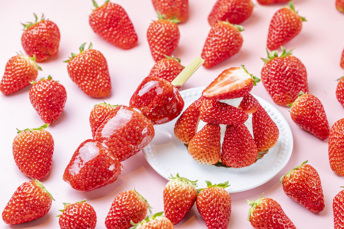 大粒いちごあめ(左)／増量！いちごのタルト(右)