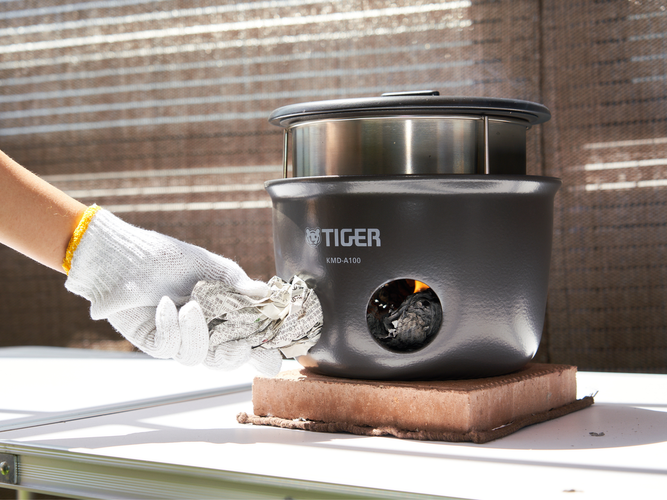 新聞紙を使った防災炊飯体験