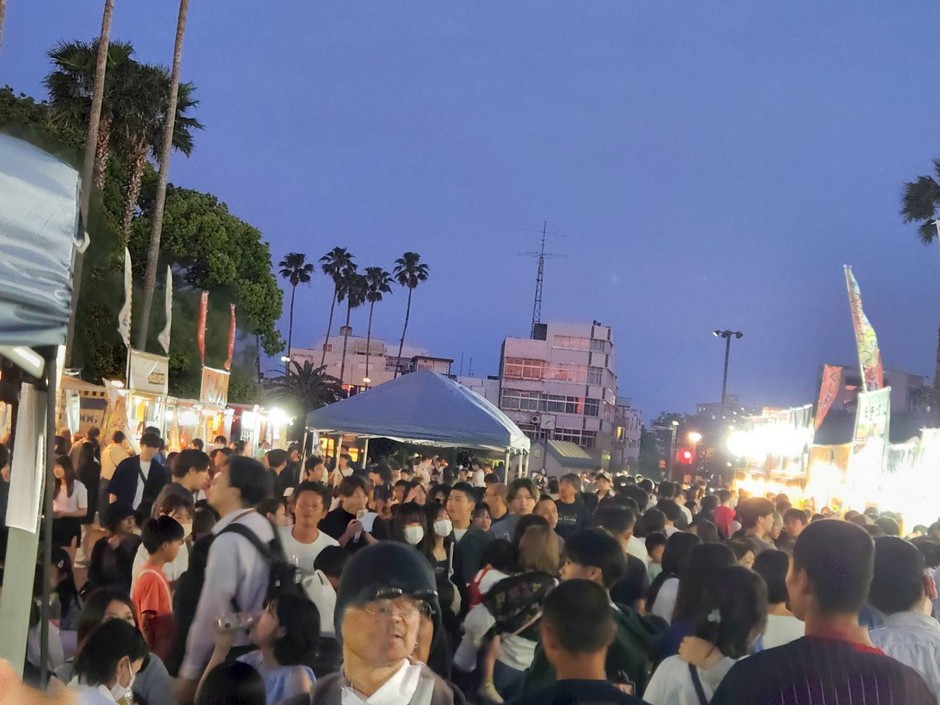 会場 夜