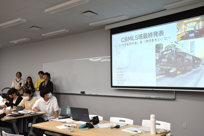 成果を発表する学生たち