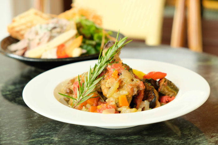 「ほろほろ鳥の煮込み　自家製ポルケッタのサラダ」