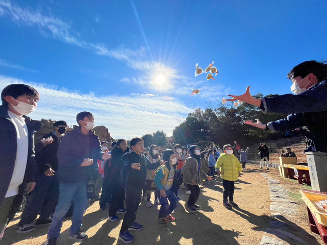 ▲お正月恒例の&ldquo;餅まき&rdquo;。追加のプレゼントも当たるかも⁉