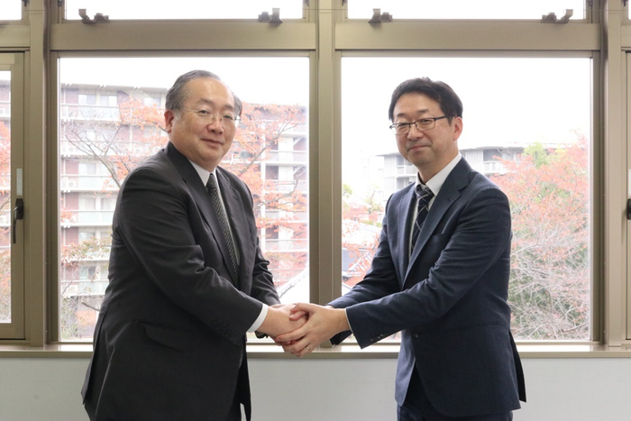 左：須原祥二学長　右：ランドブレイン株式会社 代表取締役社長 吉戸勝氏