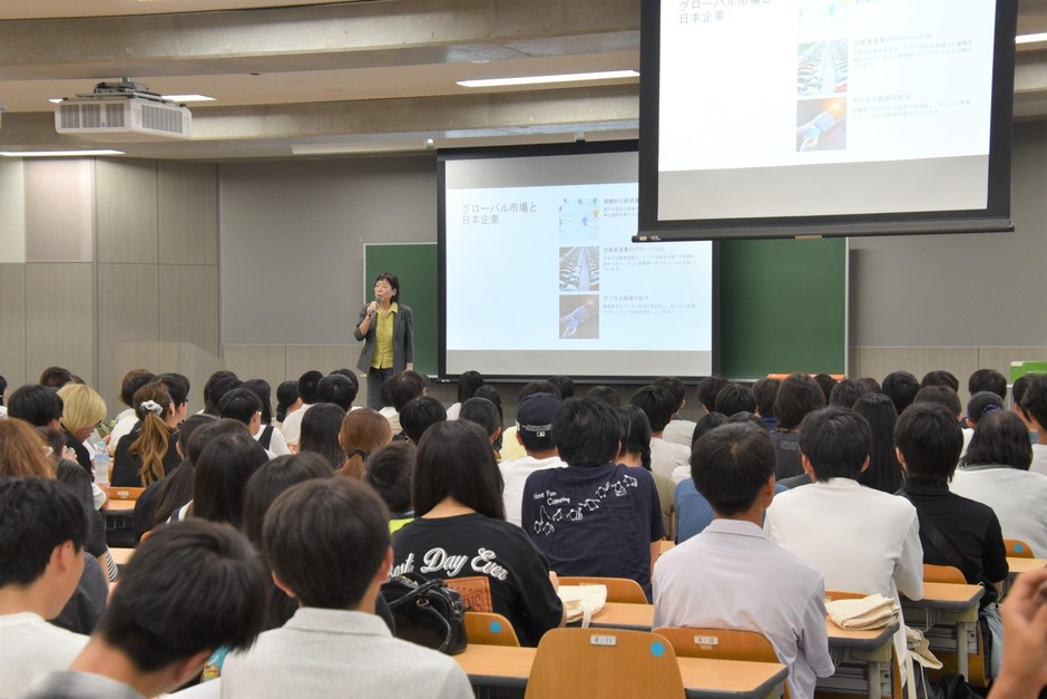 経済学部の学部学科紹介