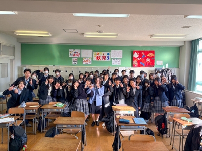 一緒に授業を受けた2年生生徒らとの集合写真(ミーアさん)