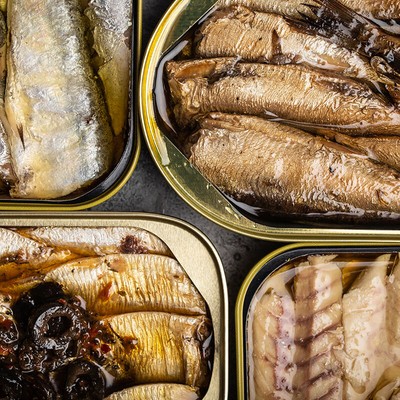 缶詰の魚は骨も食べられるほどに柔らかく加工されているので、生を調理して食べるよりも多くのカルシウムを摂取することができます。100gあたりのカルシウム量で比較すると、サバの場合生では6mg、サバ缶になると210mgと35倍もの差があります。もちろんイワシも同様の差があります