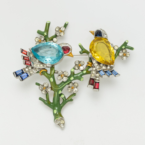 トリファリ《ブローチ「枝に二羽の鳥」》デザイン：アルフレッド・フィリップ、制作：トリファリ、クラスマン&フィシェル社、1942年、クリスタルガラス、エナメル彩メタル、ラインストーン、小瀧千佐子蔵