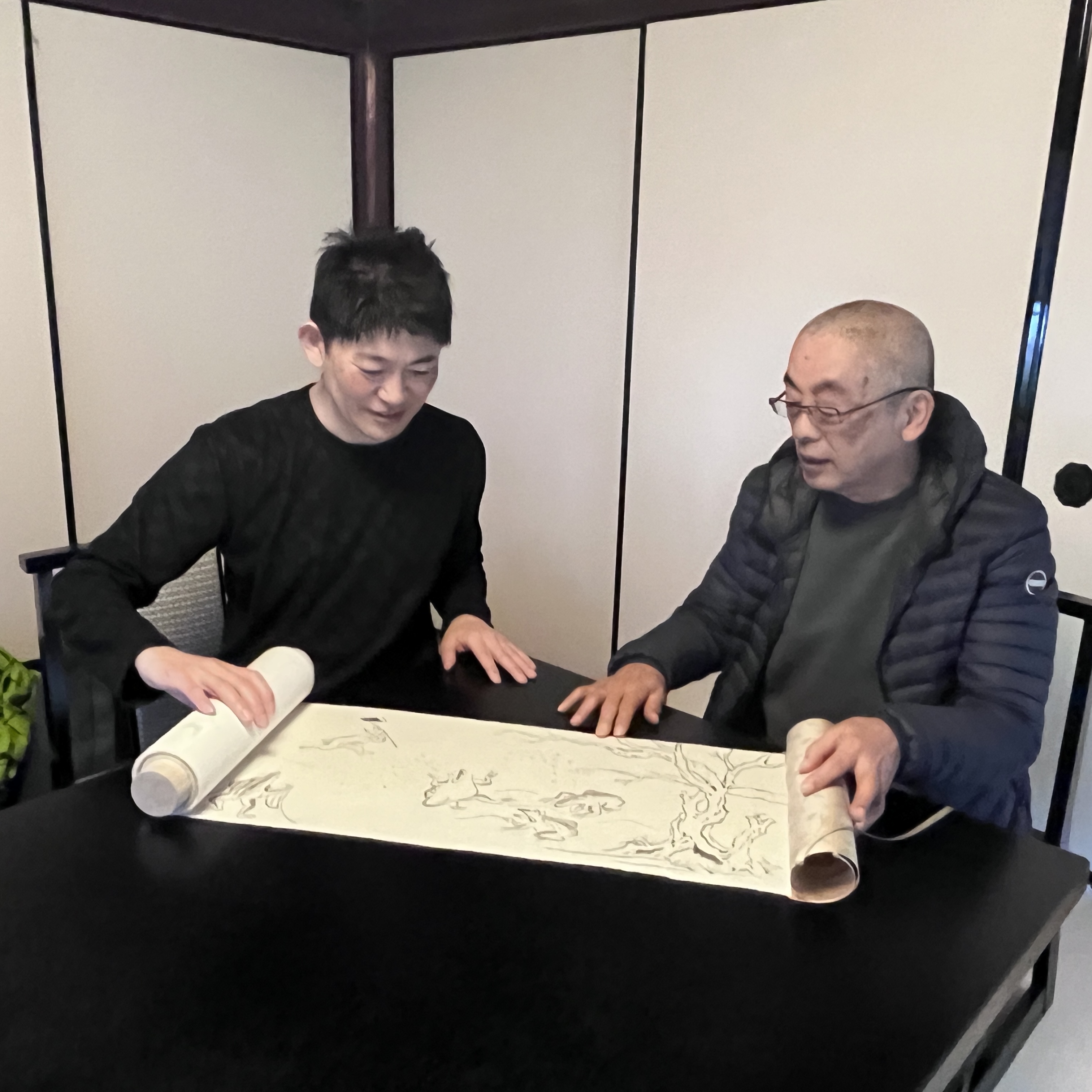 企画屋かざあな番頭川口より、栂尾山 高山寺に説明している様子