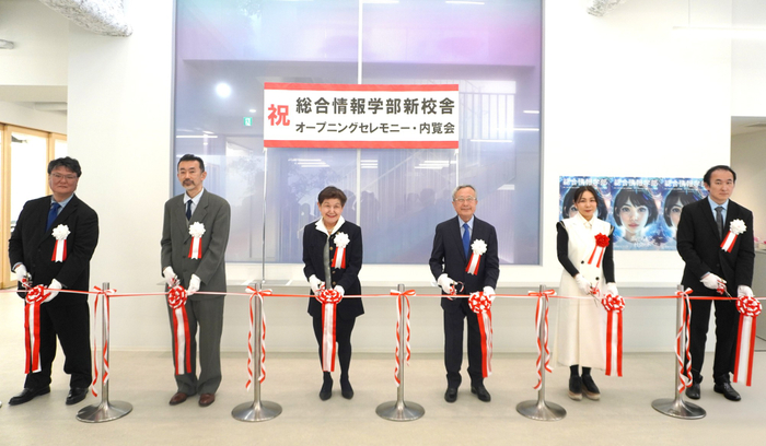 テープカットの様子（左から中鉢欣秀デジタルイノベーション学科長、金尾朗学長、坂東眞理子総長、山崎日出男理事長、永山祐子氏、木村琢磨データサイエンス学科長）