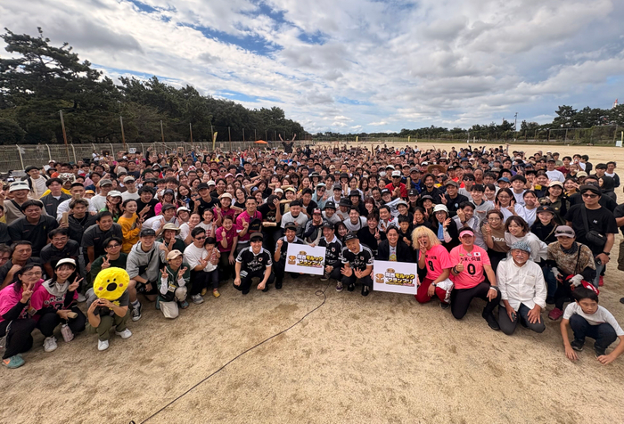 第1回大会(2025年)特別ゲスト「キングオブモルック」との集合写真