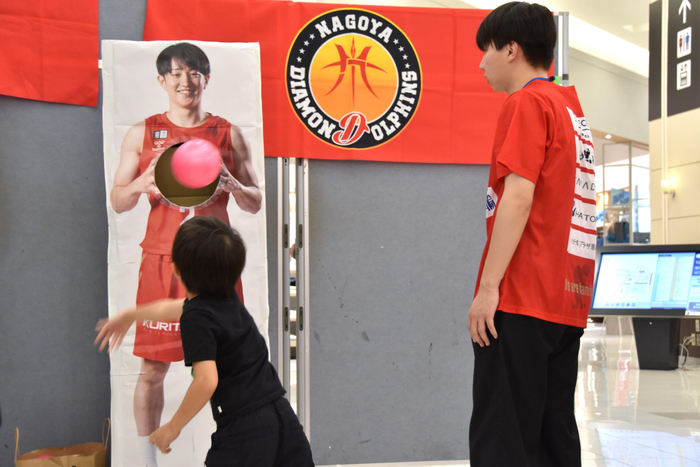 学生たちが手作りしたパスチャレンジボードに挑戦する子供たち