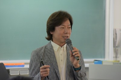 今年度初めて講義を行う佐藤特任教授