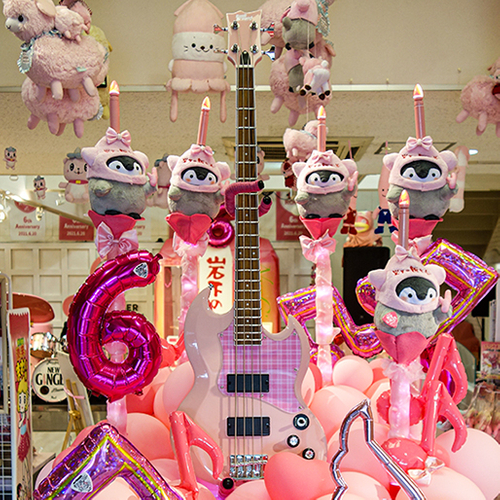 ピンク色のベース「BanG Dream!（バンドリ！）牛込りみモデル」でデコレーション