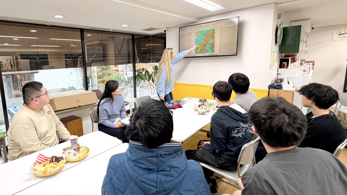 出身国の紹介をする留学生