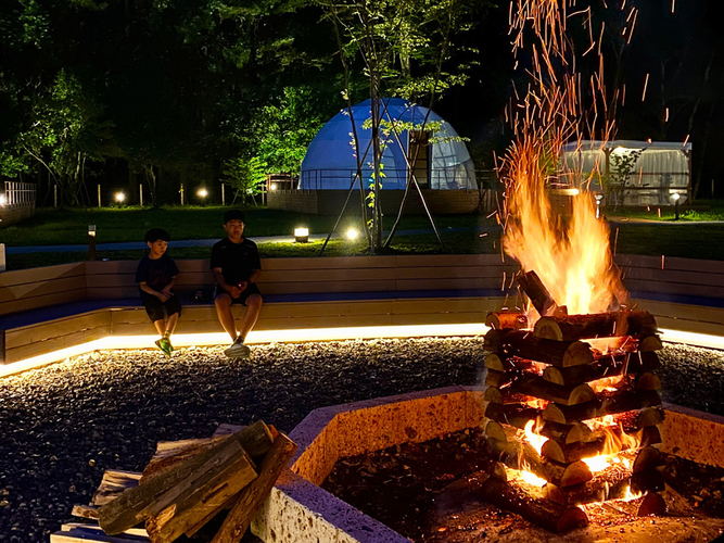 夜には満天の星空の下でキャンプファイヤー