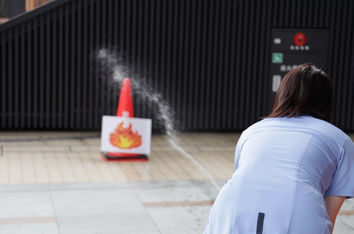 水消火器を使用した消火訓練の様子