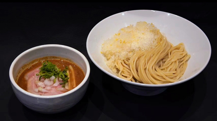 柚子出汁かき氷を乗せた特製つけ麺