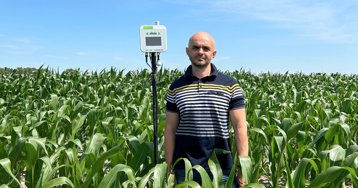 トウモロコシ畑に設置されたe-kakashiと、イヴァン・フランコ記念リヴィウ国立大学のPatsula准教授